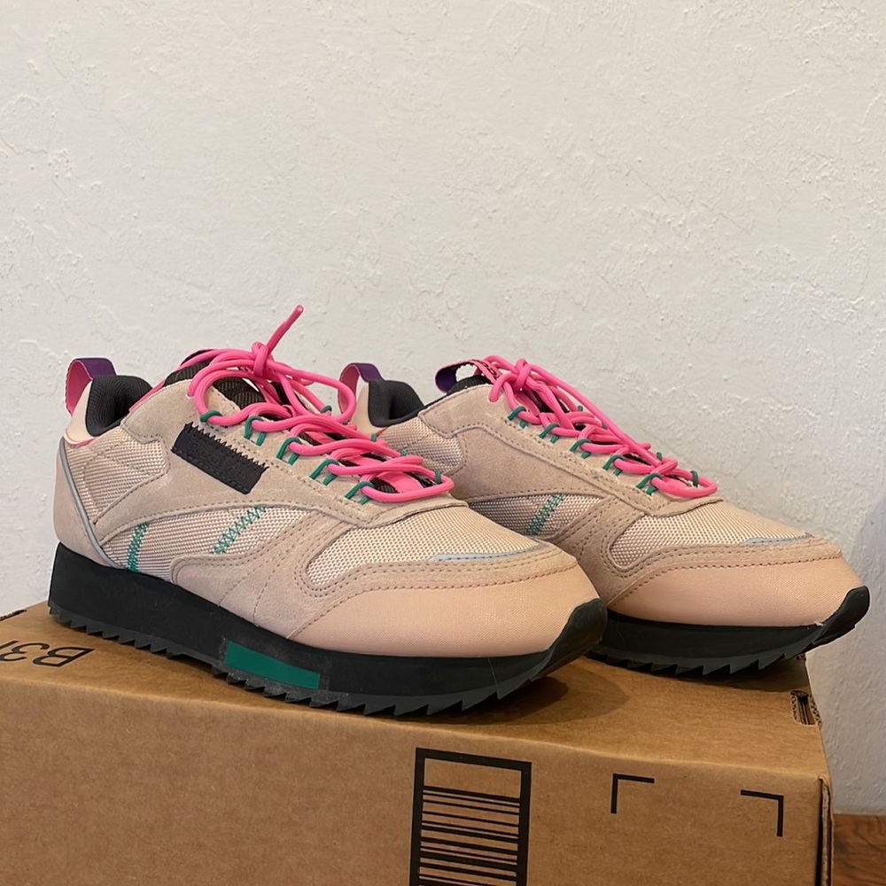 Reebok Women's Classic Ripple Trail Low-Top Sneakers size 6.5 Pink